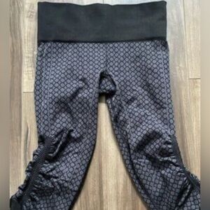 lululemon in the flow crop II ruched leg heathered deep coal geometric